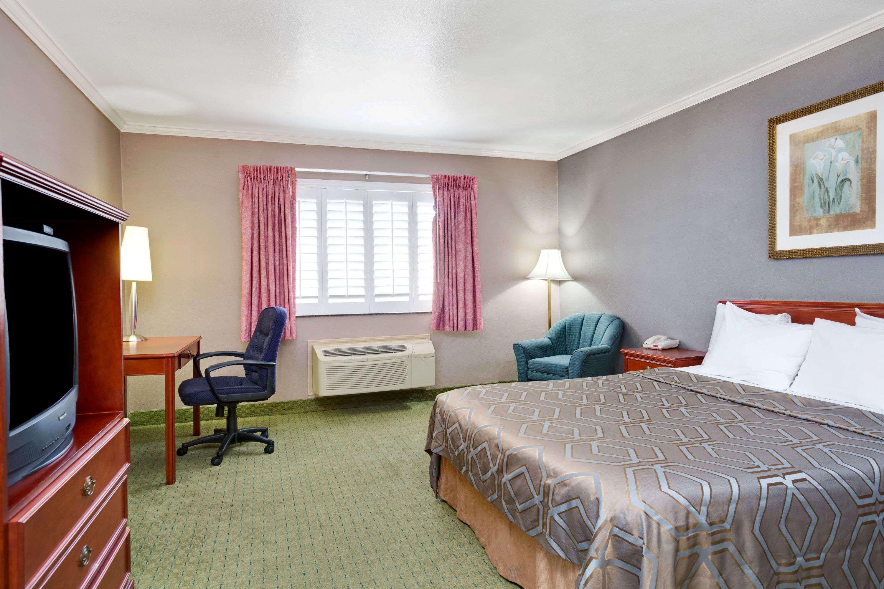 Days Inn By Wyndham West Covina Bagian luar foto