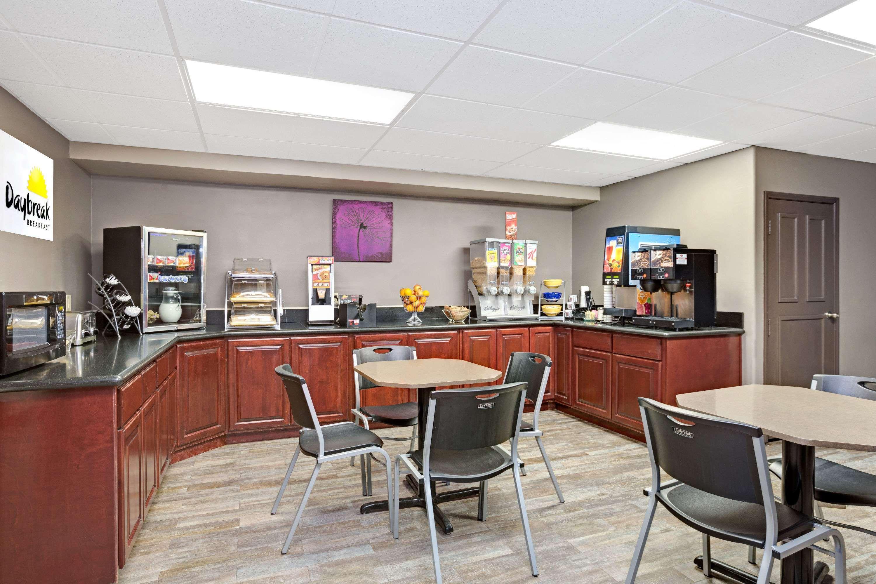 Days Inn By Wyndham West Covina Bagian luar foto