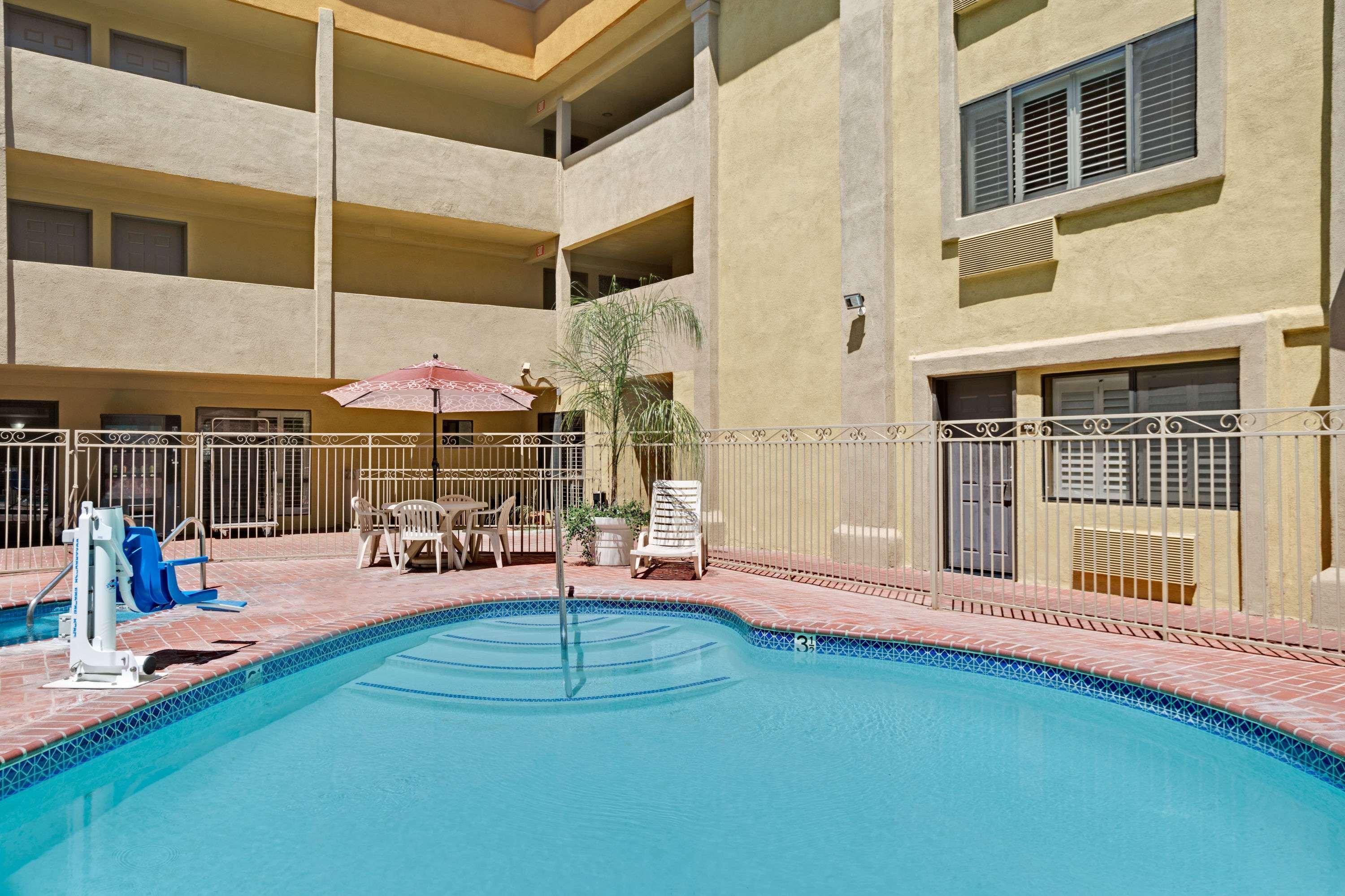 Days Inn By Wyndham West Covina Bagian luar foto
