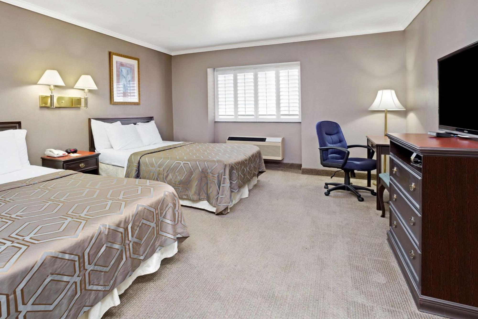 Days Inn By Wyndham West Covina Bagian luar foto