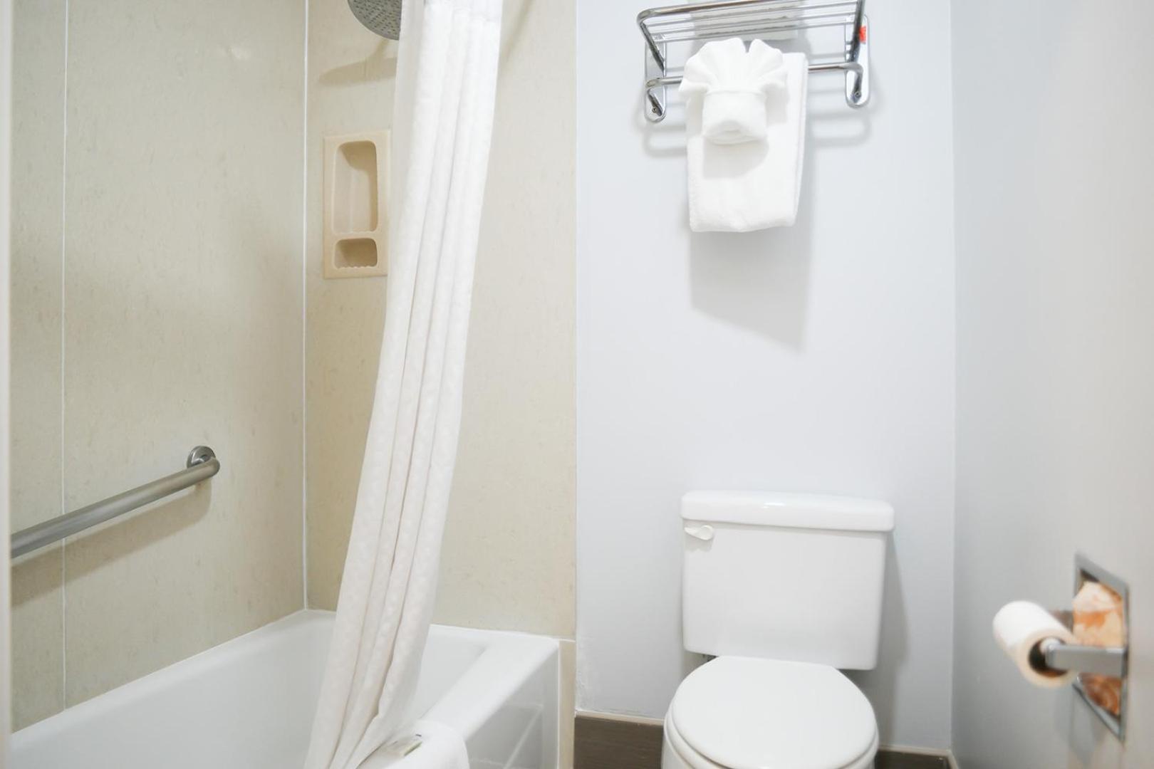 Days Inn By Wyndham West Covina Bagian luar foto