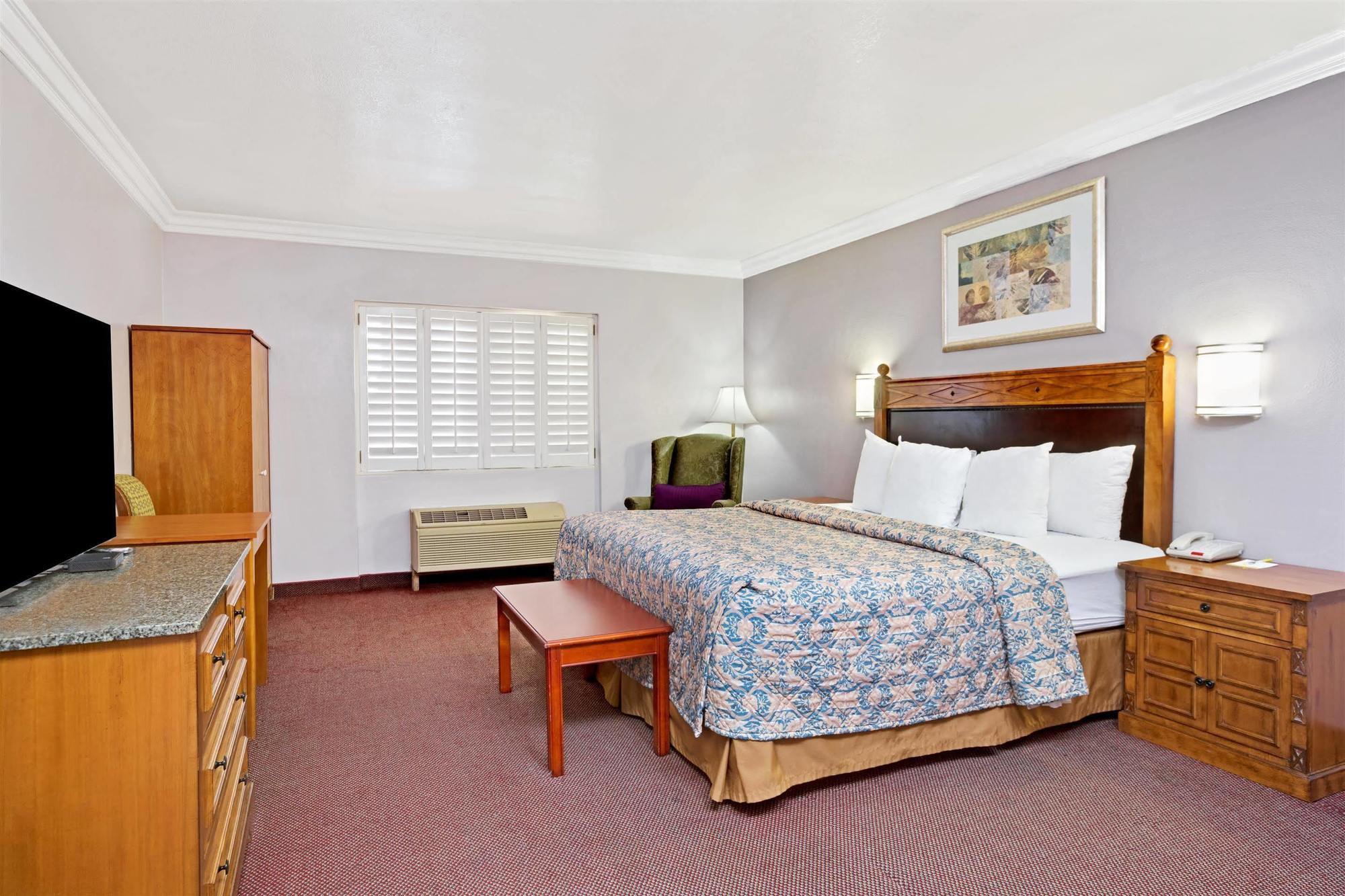Days Inn By Wyndham West Covina Bagian luar foto